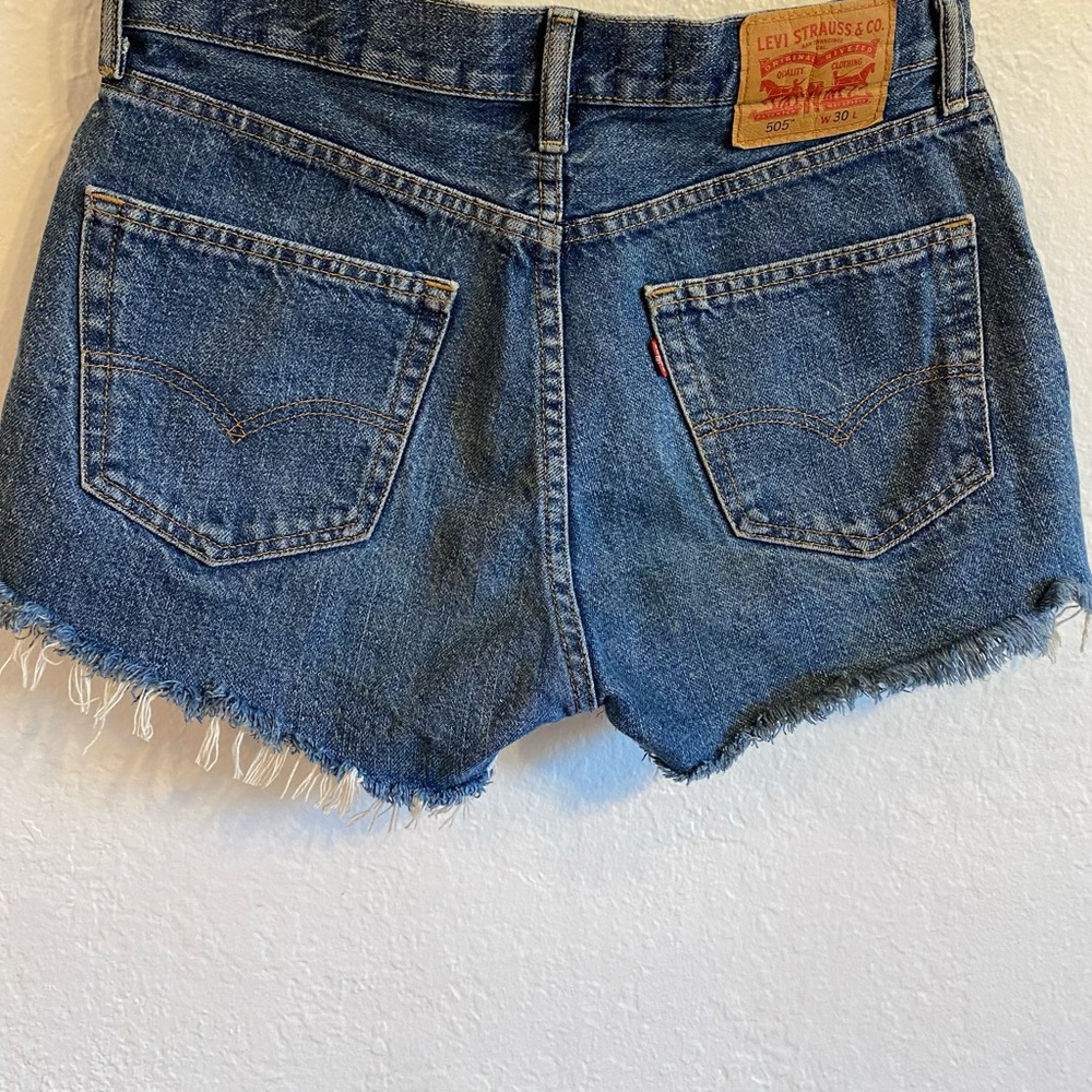 Levi’s 505 Dark Denim Distressed Shorts Size 30” Waist - Picture 8 of 9
